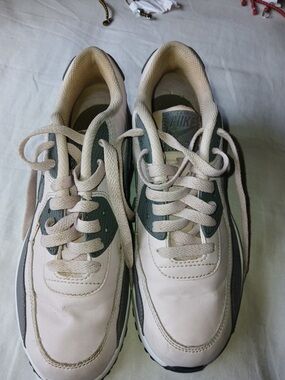 Nike White and Green Low-Top Athletic Sneakers